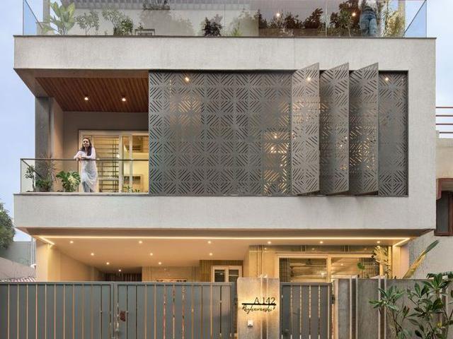 Resale | 3.5 BHK + Pooja Room,Servant Room,Study Room,Extra Room,Basement,Store Room 960 Sq.Ft. Villa in Kanakapura Road
