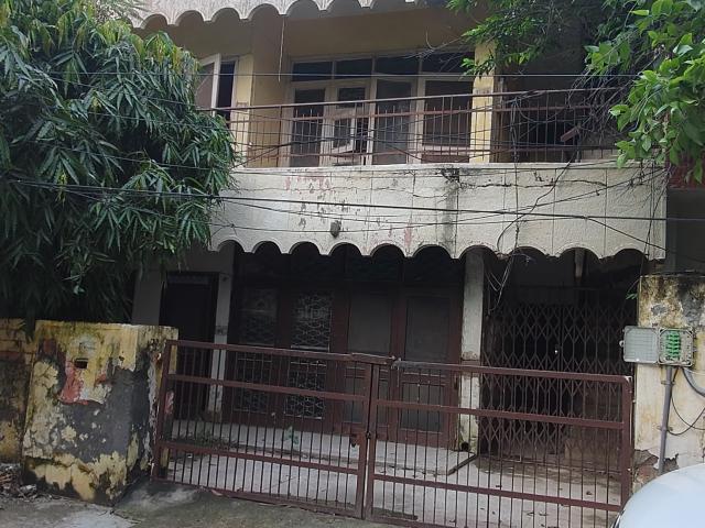 Resale | 3.5 BHK + Pooja Room 250 Sq.Yd. Independent House in Sector 7