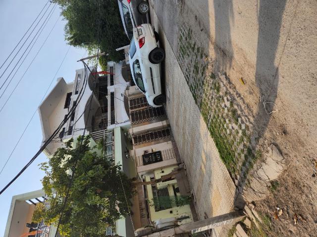Resale | 3.5 BHK + Prayer Room,Servant Room,Store Room 350 Sq.Yd. Independent House in Sector 28