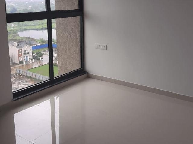 Resale | 3.5 BHK + Servant Room 1200 Sq.Ft. Apartment in Raheja Reflections Eternity