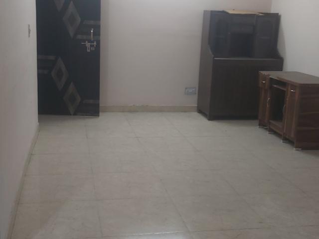 Resale | 3.5 BHK + Servant Room 1450 Sq.Ft. Apartment in Mayur Vihar
