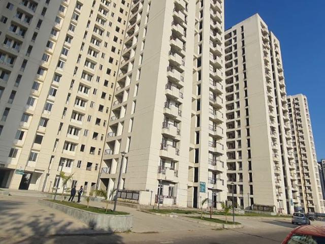 Resale | 3.5 BHK + Servant Room 1640 Sq.Ft. Apartment in Jaypee Kensington Park Apartments