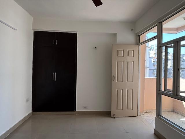 Resale | 3.5 BHK + Servant Room 1750 Sq.Ft. Apartment in Supertech Ecociti
