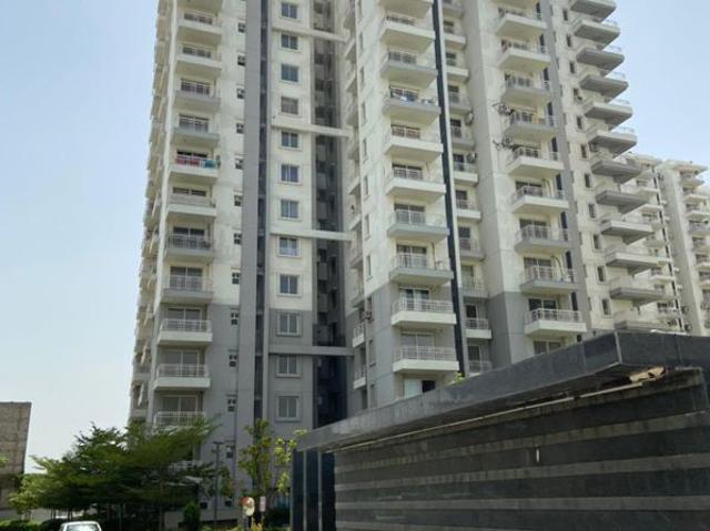 Resale | 3.5 BHK + Servant Room 1816 Sq.Ft. Apartment in Godrej Summit