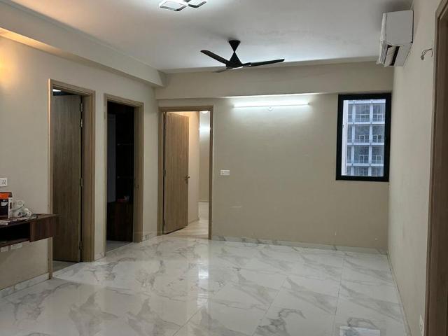 Resale | 3.5 BHK + Servant Room 2074 Sq.Ft. Apartment in M3M Skywalk