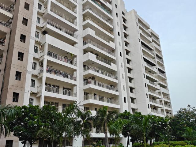 Resale | 3.5 BHK + Servant Room 2199 Sq.Ft. Apartment in Unitech Ivory Towers