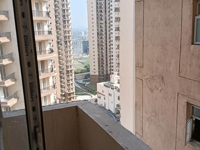 Resale | 3.5 BHK + Servant Room 2125 Sq.Ft. Apartment in Amrapali Heartbeat City