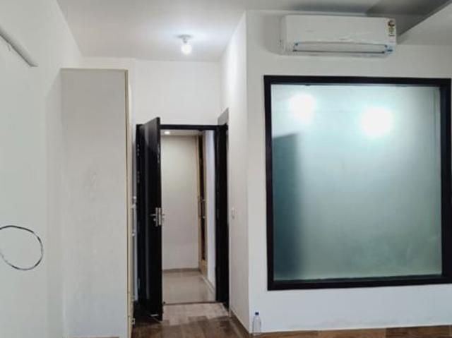 Resale | 3.5 BHK + Servant Room 2250 Sq.Ft. Apartment in Omaxe Twin Towers