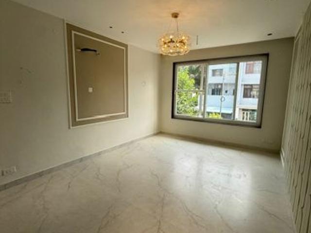 Resale | 3.5 BHK + Servant Room 2250 Sq.Ft. Apartment in Sector 9