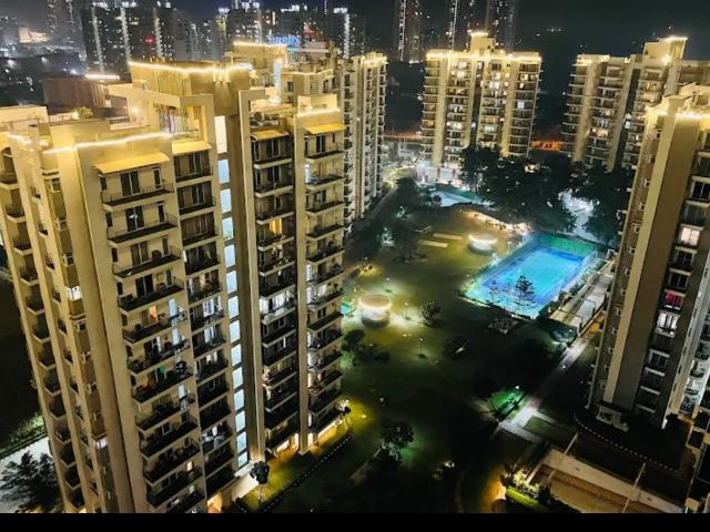 Resale | 3.5 BHK + Servant Room 2283 Sq.Ft. Apartment in Microtek Greenburg