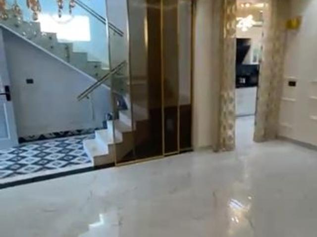 Resale | 3.5 BHK + Servant Room 240 Sq.Yd. Villa in Vatika Crossover