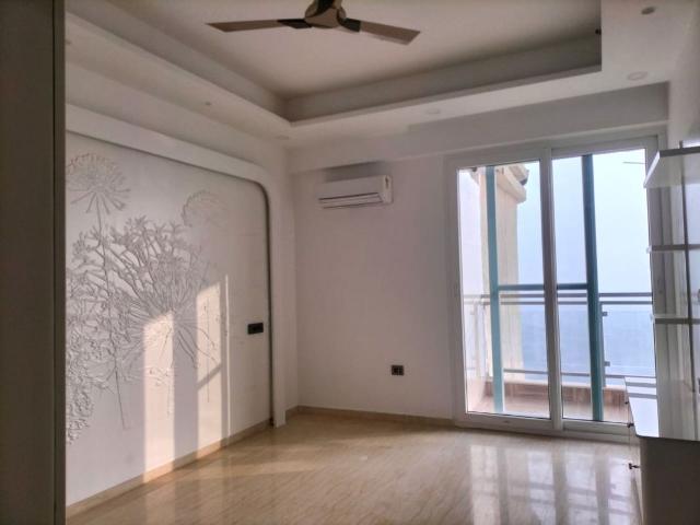 Resale | 3.5 BHK + Servant Room 2500 Sq.Ft. Apartment in Mahagun Mezzaria
