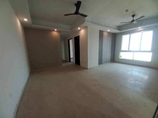 Resale | 3.5 BHK + Servant Room 2500 Sq.Ft. Apartment in Mahagun Mezzaria