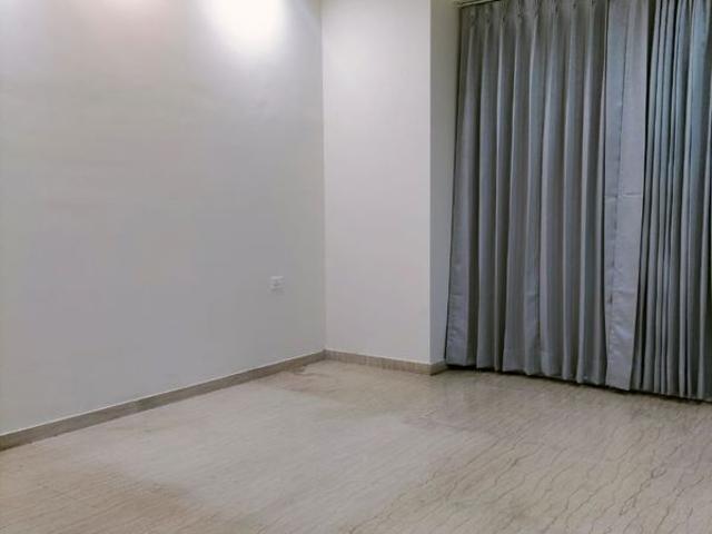 Resale | 3.5 BHK + Servant Room 2500 Sq.Ft. Apartment in Mahagun Mezzaria