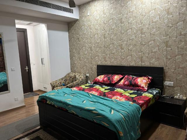Resale | 3.5 BHK + Servant Room 2500 Sq.Ft. Apartment in Prateek Edifice