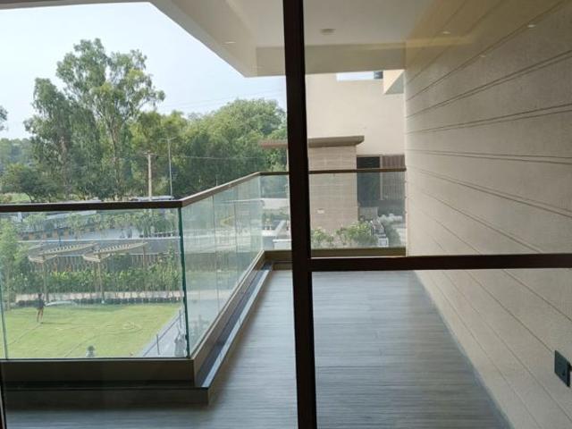 Resale | 3.5 BHK + Servant Room 2500 Sq.Ft. Apartment in Tarc Tripundra