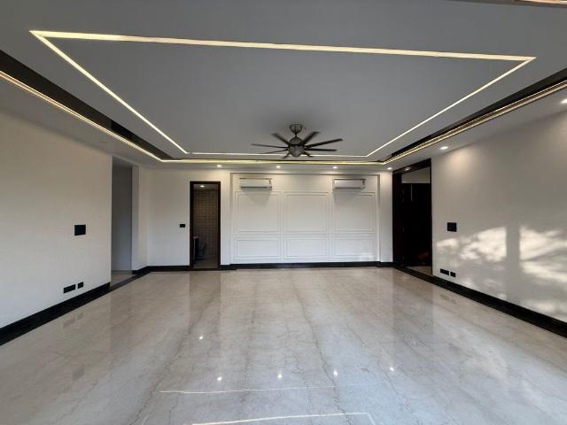 Resale | 3.5 BHK + Servant Room 2700 Sq.Ft. Apartment in DLF Windsor Court