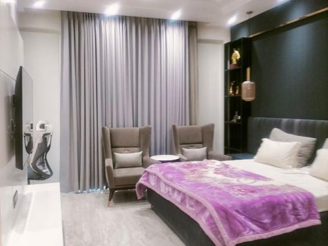 Resale | 3.5 BHK + Servant Room 3070 Sq.Ft. Apartment in Mahagun Mezzaria