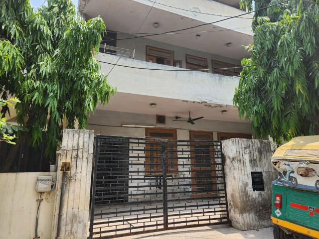 Resale | 3.5 BHK + Study Room,Extra Room,Store Room 250 Sq.Ft. Independent House in Sector 8