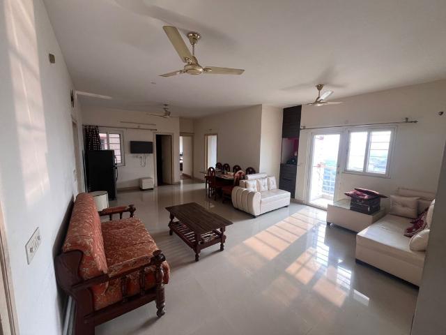 Resale | 3.5 BHK + Study Room 1600 Sq.Ft. Apartment in Raebareli Road