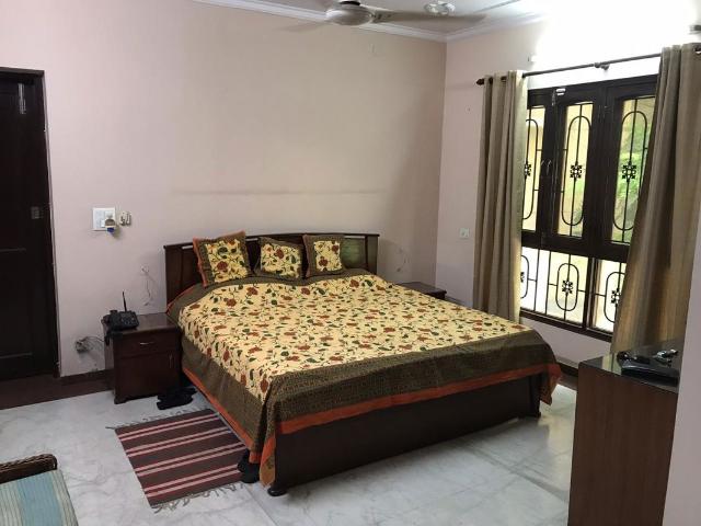 Resale | 3.5 BHK + Study Room 1800 Sq.Ft. Apartment in Arun Vihar Sector 37