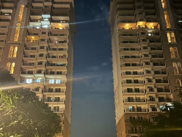 Resale | 3.5 BHK + Study Room 1958 Sq.Ft. Apartment in DLF Express Greens