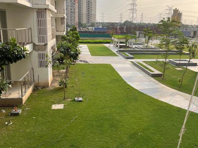 Resale | 3.5 BHK + Study Room 2440 Sq.Ft. Apartment in Godrej Palm Retreat