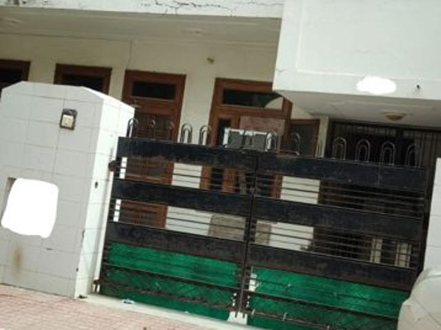 Resale | 3.5 BHK + Study Room 250 Sq.Yd. Independent House in Sector 8