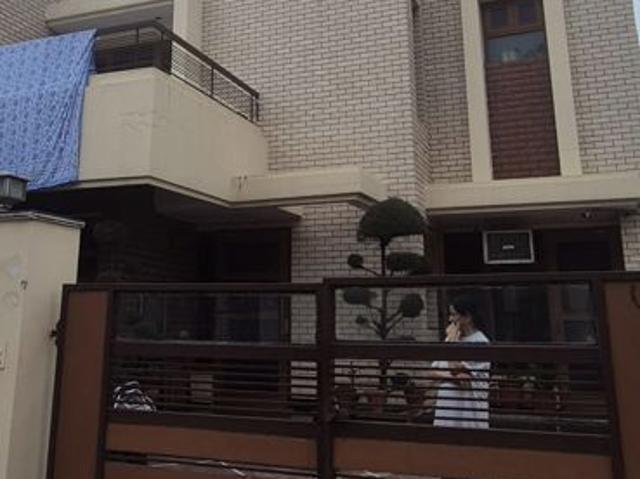 Resale | 3.5 BHK + Study Room 300 Sq.Yd. Independent House in Sector 68