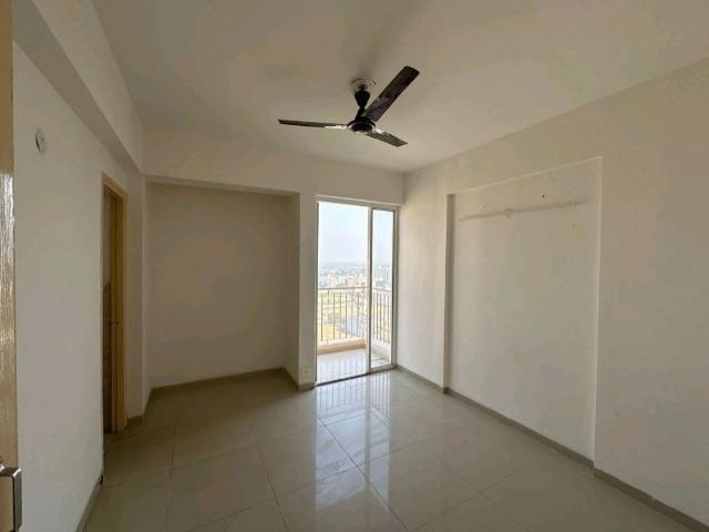 Resale | 3 BHK 1049 Sq.Ft. Apartment in Wave Dream Homes