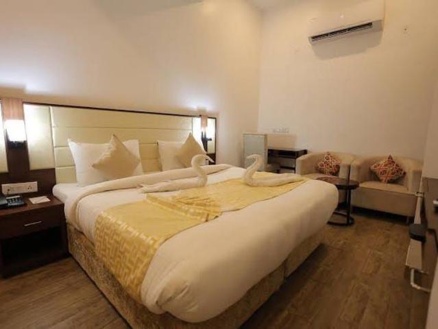Resale | 3 BHK + 1196 Sq.Ft. Apartment in Godrej Vistas
