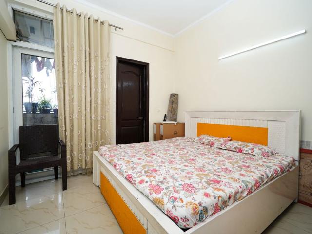 Resale | 3 BHK 1102 Sq.Ft. Apartment in Amrapali Sapphire
