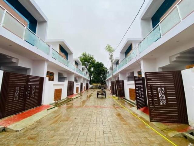 Resale | 3 BHK 1250 Sq.Ft. Villa in Safedabad
