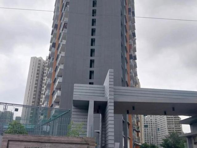 Resale | 3 BHK 1200 Sq.Ft. Apartment in Amanora Elivate Tower