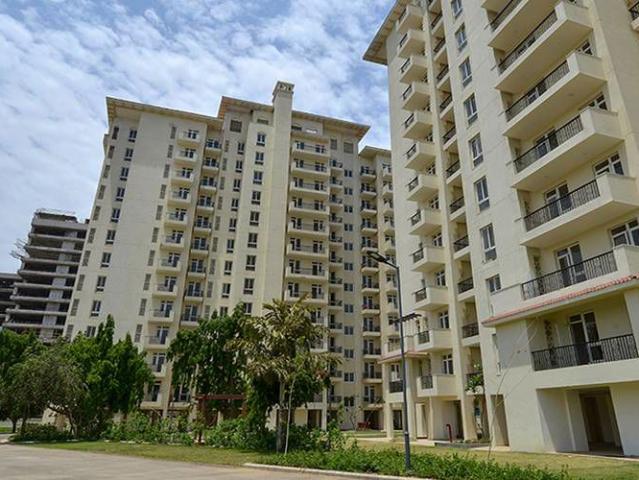 Resale | 3 BHK 1350 Sq.Ft. Apartment in Emaar MGF Emerald Hills