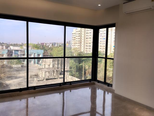 Resale | 3 BHK 1350 Sq.Ft. Apartment in Mirchandani Triton