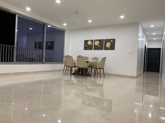 Resale | 3 BHK 1367 Sq.Ft. Apartment in Oberoi Realty Esquire
