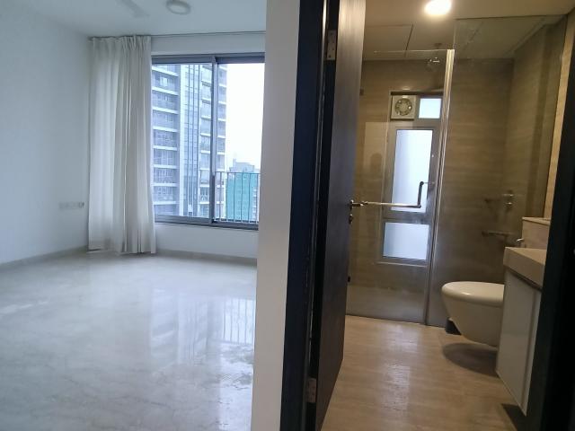 Resale | 3 BHK 1366 Sq.Ft. Apartment in Oberoi Realty Esquire