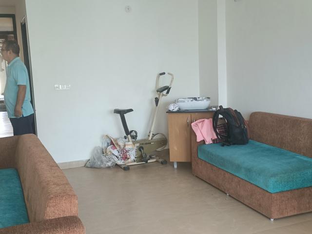 Resale | 3 BHK 1375 Sq.Ft. Apartment in Amrapali Crystal Homes