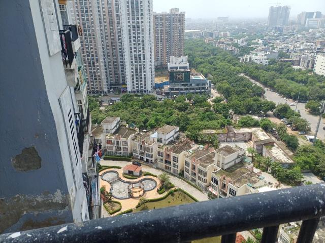 Resale | 3 BHK 1325 Sq.Ft. Apartment in Amrapali Platinum
