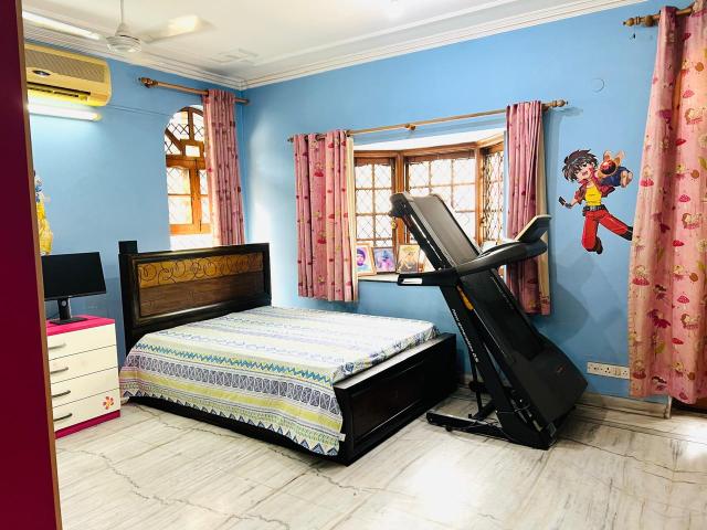 Resale | 3 BHK 1325 Sq.Ft. Apartment in Amrapali Platinum