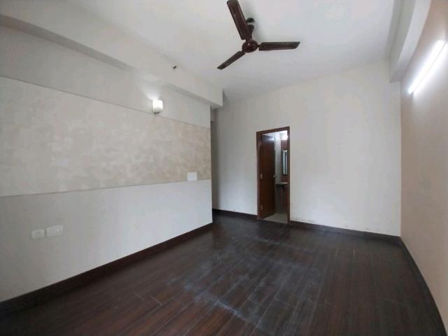 Resale | 3 BHK 1435 Sq.Ft. Apartment in Mahagun Moderne