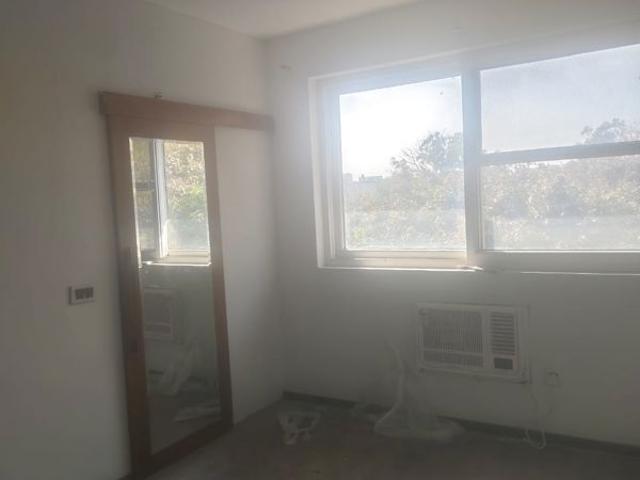 Resale | 3 BHK 1561 Sq.Ft. Apartment in DLF Oakwood Estate