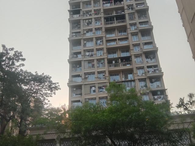 Resale | 3 BHK 1585 Sq.Ft. Apartment in Neelkanth Heights