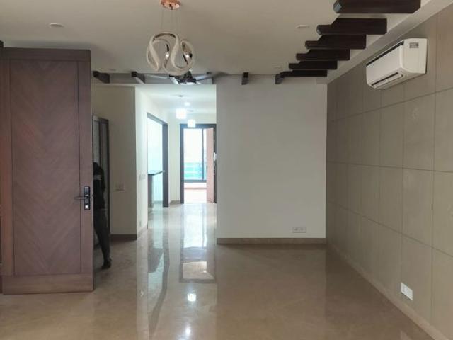 Resale | 3 BHK 150 Sq.Yd. Villa in DLF Royale Residences