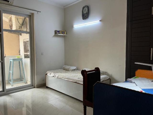 Resale | 3 BHK 1640 Sq.Ft. Apartment in Amrapali Sapphire