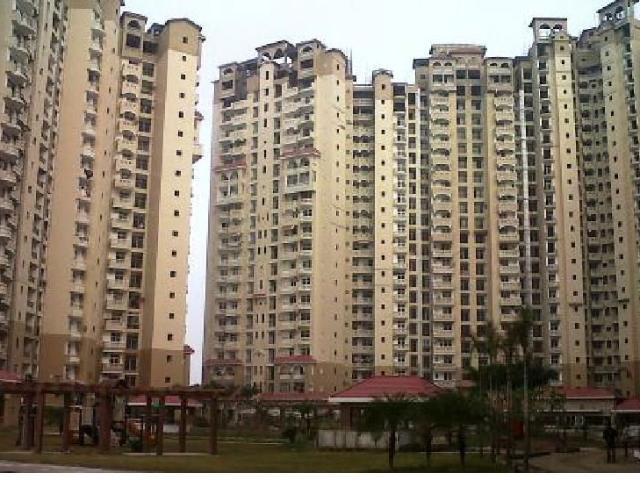 Resale | 3 BHK 1640 Sq.Ft. Apartment in Amrapali Sapphire