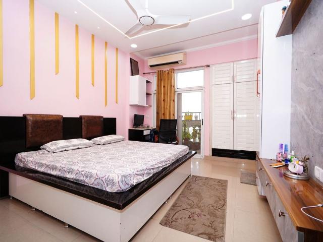 Resale | 3 BHK 1640 Sq.Ft. Apartment in Amrapali Sapphire Phase II