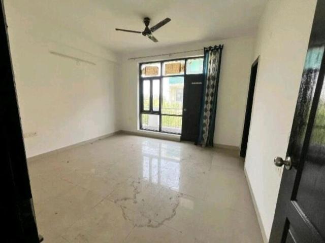 Resale | 3 BHK 1640 Sq.Ft. Apartment in Omaxe Silver Birch