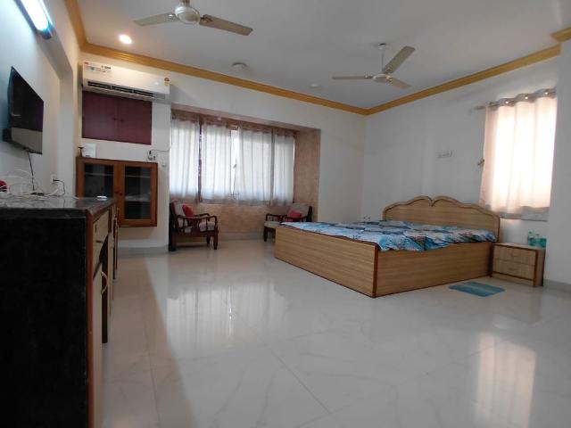 Resale | 3 BHK 1600 Sq.Ft. Apartment in Krystal 44 West